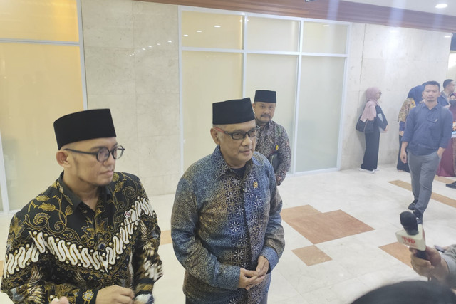 Menteri Haji (kanan) Mochamad Irfan Yusuf bersama Wakil Menteri Haji (kiri) Dahhil Anzar Simanjuntak di Kompleks Parlemen Senayan, Jakarta, pada Selasa (30/9/2025). Foto: Luthfi Humam/kumparan