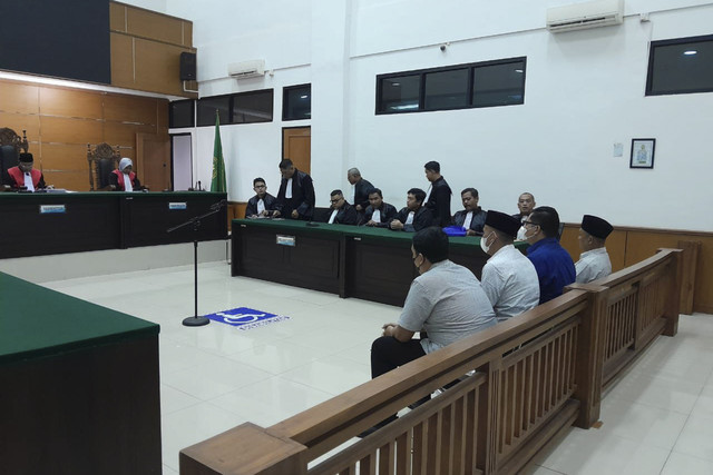 Sidang dakwaan kasus pagar laut Tangerang digelar di PN Serang. 4 terdakwa, Kepala Desa Kohod Arsin, Sekretaris Desa Kohod Ujang Karta, pengacara Septian Prasetyo, dan wartawan Chandra Eka Agung Wahyudi dihadirkan. Foto: Dok. kumparan