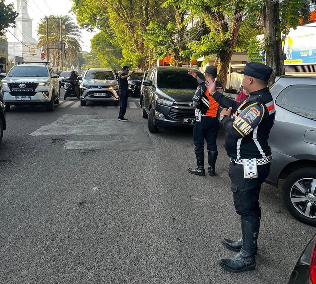 Suasana personil Dishub Palembang mengatur lalu lintas. Foto : Dok Dishub Palembang