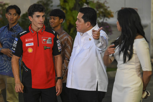 Pembalap MotoGP asal Spanyol Marc Marquez (kiri) didampingi Menpora Erick Thohir berjalan usai bertemu dengan Presiden Prabowo Subianto di kompleks Istana Kepresidenan, Jakarta, Selasa (30/9/2025). Foto: Hafidz Mubarak A/ANTARA FOTO