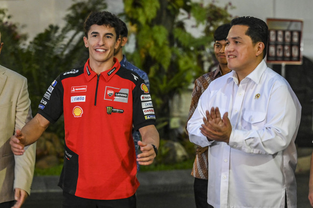 Pembalap MotoGP asal Spanyol Marc Marquez (kiri) berbincang dengan Menpora Erick Thohir usai bertemu dengan Presiden Prabowo Subianto di kompleks Istana Kepresidenan, Jakarta, Selasa (30/9/2025). Foto: Hafidz Mubarak A/ANTARA FOTO