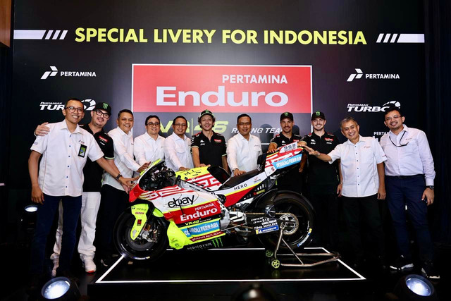 Legenda MotoGP Valentino Rossi (keenam dari kiri) bersama VR46 Racing Team luncurkan motor dengan livery khusus bertema Indonesia menjelang Pertamina Grand Prix of Indonesia 2025 di Grha Pertamina Jakarta, pada Selasa (30/9). Foto: Dok. Pertamina