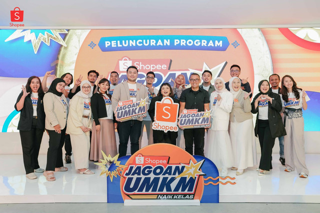 (Tengah): Head of Corporate Affairs Shopee Indonesia, Satrya Pinandita, Founder & CMO BLP Beauty, Lizzie Parra, dan Senior Director of Brand Marketing Shopee Indonesia, Jerry Gunawan meresmikan program kompetisi UMKM perdana dari Shopee bersama 20 besar finalis Jagoan UMKM. Foto: dok. Istimewa