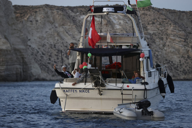 Kapal yang tergabung dalam Global Sumud Flotilla berlayar menembus blokade laut Israel untuk mengirimkan bantuan kemanusiaan ke Gaza di Yunani, Jumat (26/9/2025). Foto: Stefanos Rapanis/Reuters