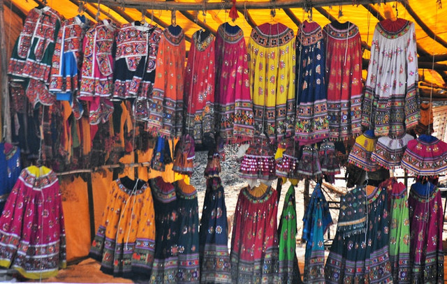Ilustrasi Promo Hari Batik Nasional 2025. Foto: Unsplash/Nayan Gavli