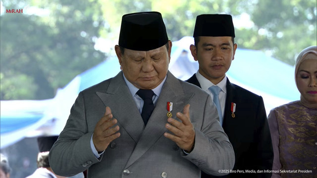 Presiden Republik Indonesia Prabowo Subianto berdoa dalam upacara peringatan Hari Kesaktian Pancasila 2025 di Monumen Pancasila Sakti, Lubang Buaya, Jakarta Timur, Rabu (1/10/2025). Foto: YouTube/Sekretariat Presiden