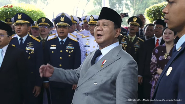 Presiden RI Prabowo Subianto ikut bernyanyi dalam upacara peringatan Hari Kesaktian Pancasila 2025 di Monumen Pancasila Sakti, Lubang Buaya, Jakarta Timur, Rabu (1/10/2025). Foto: YouTube/Sekretariat Presiden