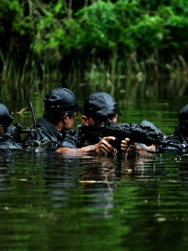 Iko Uwais debut jadi sutradara lewat film Timur. Foto: Dok. Uwais Pictures
