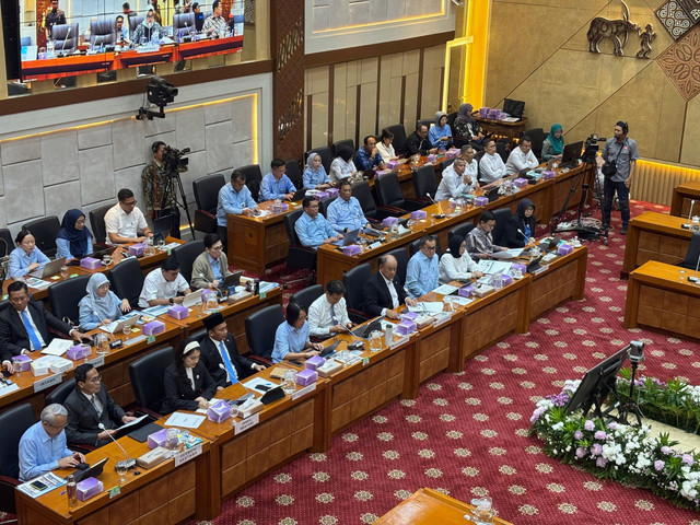 Komisi IX DPR RI menggelar Raker bersama Menkes, Kepala BPOM, Mendukbangga, dan  Kepala BGN di gedung DPR RI, Senayan, Jakarta Pusat pada Rabu (1/10/2025).  Foto: Abid Raihan/kumparan