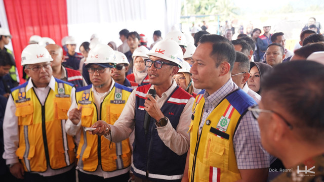 Menteri Koordinator Bidang Infrastruktur dan Pembangunan Kewilayahan, Agus Harimurti Yudhoyono (AHY) (kanan) saat meninjau proyek jalan tol Padang – Sicincin, Sumatera Barat pada Selasa (30/9). Foto: Dok. Hutama Karya