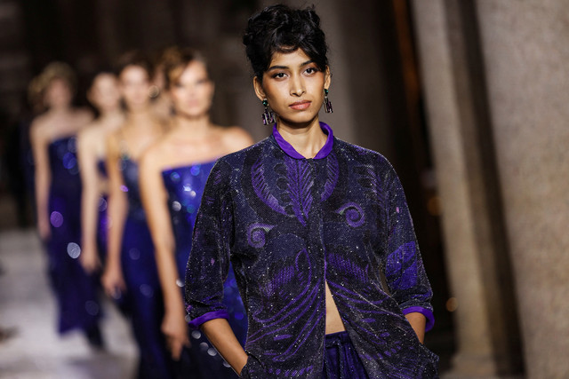 Para model memperagakan kreasi dari koleksi Giorgio Armani Musim Semi/Panas 2026 selama Pekan Mode di Milan, Italia, 28 September 2025. Foto: REUTERS/Claudia Greco