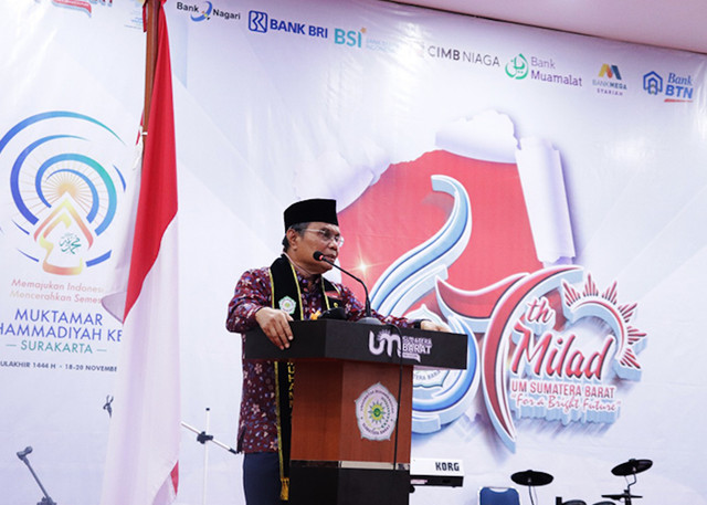 Shofwan Karim memberi sambutan Milad UM Sumbar ke 67 Tahun 2022 (Foto: Sandra Putra/Humas UMSB)