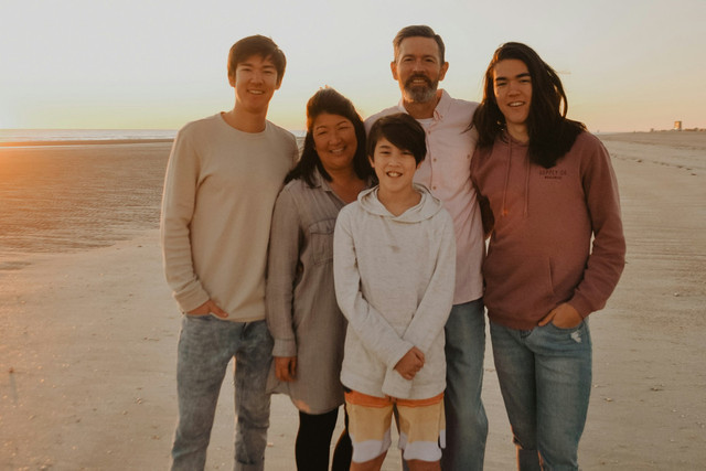 Ilustrasi prompt Gemini AI foto keluarga saat liburan. Foto: Unsplash/Joelmott