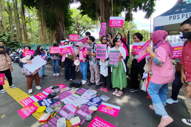 Perempuan yang didominasi kaum ibu menggelar aksi di dekat IRTI Monas, Jakarta Pusat, pada Rabu (1/10/2025). Foto: Rachmadi Rasyad/kumparan
