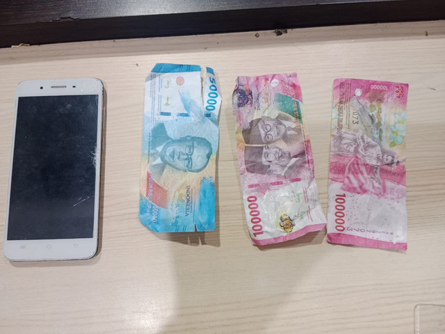 Barang bukti berupa uang palsu. Foto: Dok. Dok. Istimewa