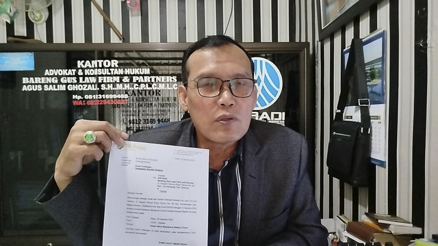 Agus Salim Gozali selaku penasehat hukum  Yulianto (47) yang buta usai operasi katarak di Malang. Foto: kumparan