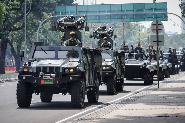Sejumlah prajurit dan kendaraan Alat Utama Sistem Persenjataan (Alutsista) mengikuti gladi menyambut HUT ke-80 TNI di kawasan Monas, Jakarta, Rabu (1/1/2025). Foto: Jamal Ramadhan/kumparan