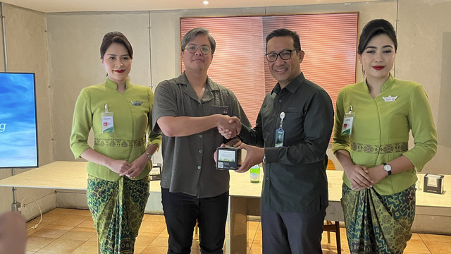 Co-founder & Chief Growth Officer .TEMU, Gito Sabata (kiri) dan Direktur Operasi PT Citilink Indonesia, Captain Arry Kalzaman Sudarmadji (kanan) dalam acara "The Grand Launching of Drip Bag Collaboration .TEMU x Citilink" di SCBD, Rabu (1/10/2025). Foto: Gitario Vista Inasis/kumparan