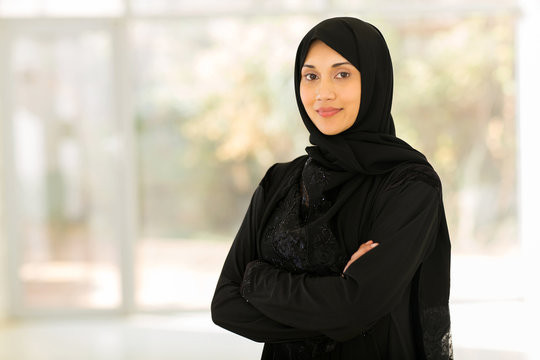Ilustrasi prompt Gemini AI foto wanita berhijab. Foto: Adobe Stock   