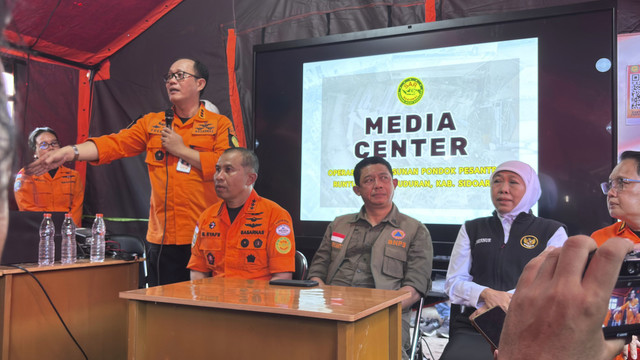 Kepala Basarnas Marsekal Madya TNI, Mohammad Syafii; Kasubdit RPDO Bencana dan KMM Basarnas, Emi Freezer; Kepala BNPB, Letjen TNI Dr. Suharyanto; dan Gubernur Jawa Timur, Khofifah Indar Parawansa saat konpers insiden bangunan ambruk Ponpes Al-Khoziny. Foto: Farusma Okta Verdian/kumparan