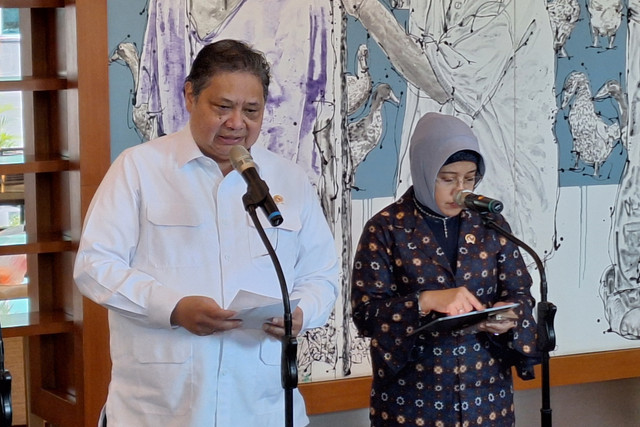 Konferensi pers Menko Perekonimian Airlangga Hartarto di Wisma Danantara, Jakarta Selatan, Rabu (1/10/2025). Foto: Argya Maheswara/kumparan