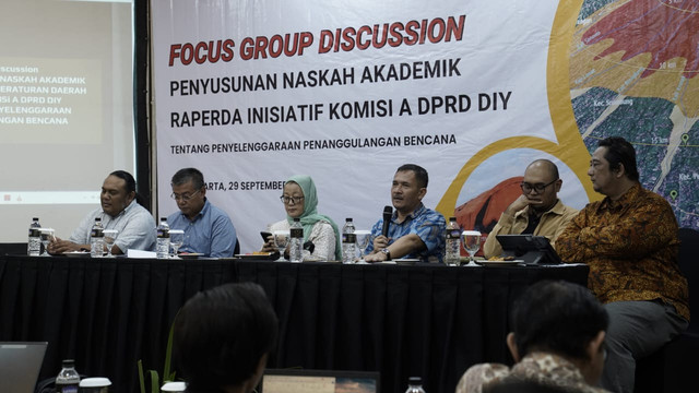 Komisi A DPRD DIY melaksanakan diskusi Penyusunan Naskah Akademik Raperda Inisiatif pada Senin (29/9). Foto: Dok. DPRD DIY
