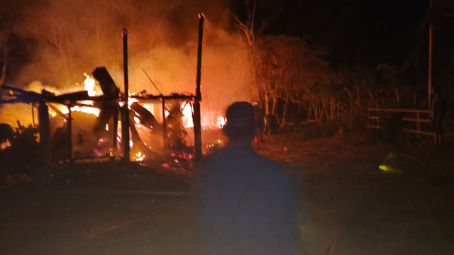Suasana kebakaran rumah di Dusun 3 Rasuan, Kecamatan Madang Suku I, Kabupaten OKU Timur, Sumatera Selatan (Sumsel). Foto : Istimewa
