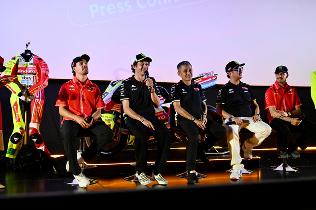 Legenda MotoGP, Valentino Rossi (kedua dari kiri) bersama pembalap Pertamina Enduro VR46 Racing Team Franco Morbidelli (kiri), Fabio Di Giannantonio (kanan) dalam peluncuran Livery Khusus spesial Pertamina Grand Prix of Indonesia 2025 di Senayan Park, Jakarta pada Selasa (30/9). Foto: Dok. Pertamina