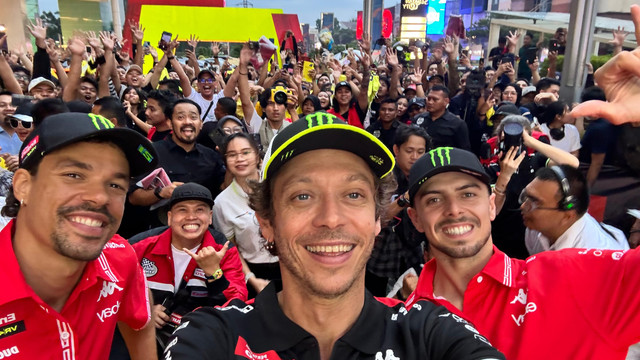 Valentino Rossi (tengah) bersama pembalap Pertamina Enduro VR46 Racing Team Fabio Di Giannantonio (kanan) dan Franco Morbidelli (kiri) saat Meet and Greet di kawasan Senayan, Jakarta pada Selasa (30/9). Foto: Dok. Pertamina