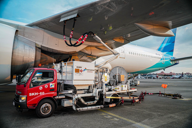 Truk tangki Pertamina Patra Niaga saat mengisi avtur untuk penerbangan pesawat. Foto: Dok. Pertamina