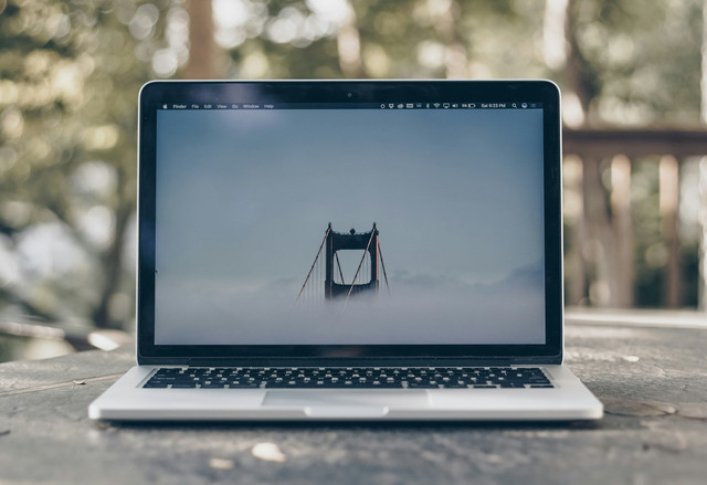Ilustrasi laptop buatan Indonesia. Foto: Unsplash