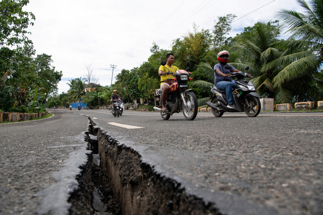 Ilustrasi jalan rusak akibat gempa. Foto: Ted ALJIBE / AFP