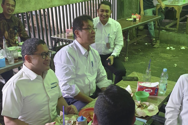 Menkeu Purbaya Yudhi Sadewa saat makan siang di Kantin DJP, Jakarta Selatan, Rabu (1/10/2025). Foto: Dok. Humas DJP