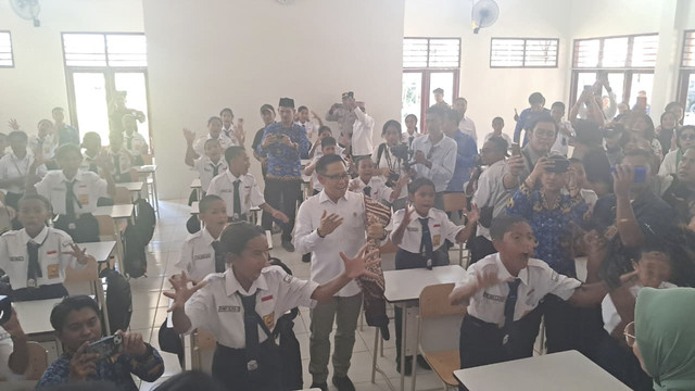 Menko PM Muhaimin Iskandar (Cak Imin) mengunjungi Sekolah Rakyat 19 di Kupang, NTT, Rabu (1/10/2025). Foto: Annisa Thahira Madina/kumparan