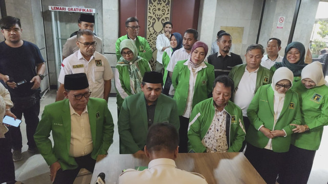 Taj Yasin Maimoen atau Gus Yasin didampingi Romahurmuzy menyerahkan SK Kepengurusan PPP periode 2025-2030 ke Direktorat Jenderal Administrasi Hukum Umum (AHU) Kementerian Hukum, Jakarta pada Rabu (1/10/2025). Foto: Luthfi Humam/kumparan