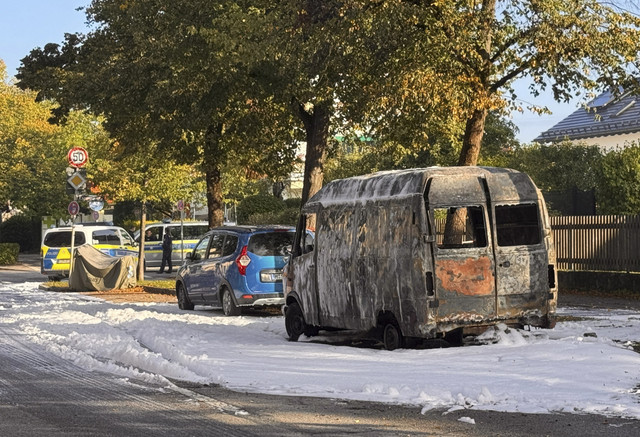 Mobil van yang terbakar habis tertutup busa setelah dipadamkan oleh petugas pemadam kebakaran di Munich, Jerman, Rabu (1/10/2025). Foto: Christine Uyanik/Reuters