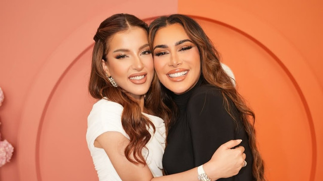 Tasya Farasya (kiri) bersama pemilik brand kecantikan Huda Beauty, Huda Kattan. Foto: Instagram/tasyafarasya
