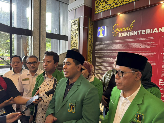Taj Yasin Maimoen atau Gus Yasin usai menyerahkan SK kepengurusan PPP periode 2025-2030 dari kubu Agus Suparmanto di Kementerian Hukum, Jakarta, pada Rabu (1/10/2025). Foto: Luthfi Humam/kumparan