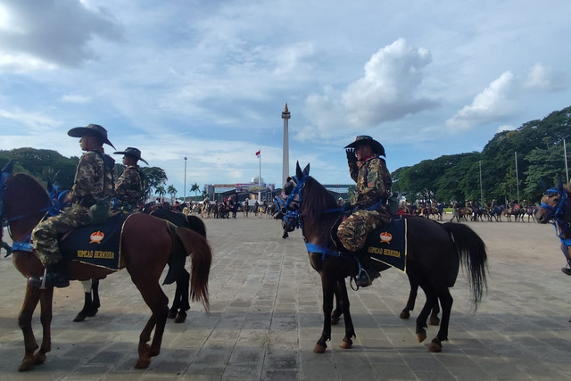 Pasukan Komcad Berkuda saat ditetapkan di kawasan Monas, Jakarta Pusat, pada Rabu (1/10/2025). Foto: Rachmadi Rasyad/kumparan