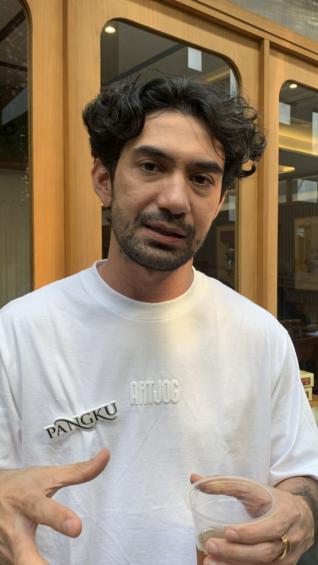 Aktor dan sutradara Reza Rahadian saat ditemui di Cipete, Jakarta Selatan, Rabu (1/10/2025). Foto: Vincentius Mario/kumparan