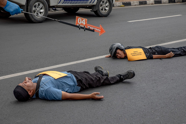 Saksi Achmad Ilham Febriansyah (kanan) dan pemeran pengganti mahasiswa Unnes Iko Juliant Junior dalam adegan rekonstruksi di Jalan Veteran, Kota Semarang, Rabu (1/10/2025). Foto: Aji Styawan/ANTARA FOTO