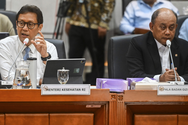 Menteri Kesehatan (Menkes) Budi Gunadi Sadikin (kiri) bersama Kepala Badan Gizi Nasional (BGN) Dadan Hindayana (kanan) mengikuti rapat kerja bersama Komisi IX DPR di Kompleks Parlemen, Senayan, Jakarta, Rabu (1/10/2025). Foto: Rivan Awal Lingga/ANTARA FOTO