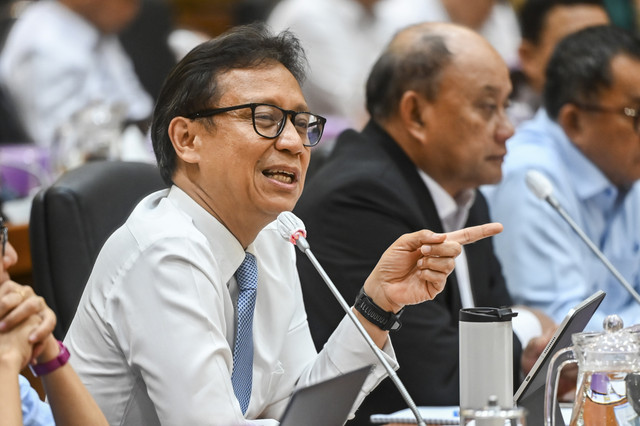 Menteri Kesehatan (Menkes) Budi Gunadi Sadikin mengikuti rapat kerja bersama Komisi IX DPR di Kompleks Parlemen, Senayan, Jakarta, Rabu (1/10/2025). Foto: Rivan Awal Lingga/ANTARA FOTO