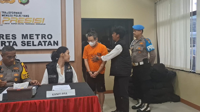 Konpers kasus pencabulan terhadap anak di bawah umur oleh konsultan hukum di Polres Metro Jakarta Selatan pada Rabu (1/10/2025). Foto: Dok. Istimewa