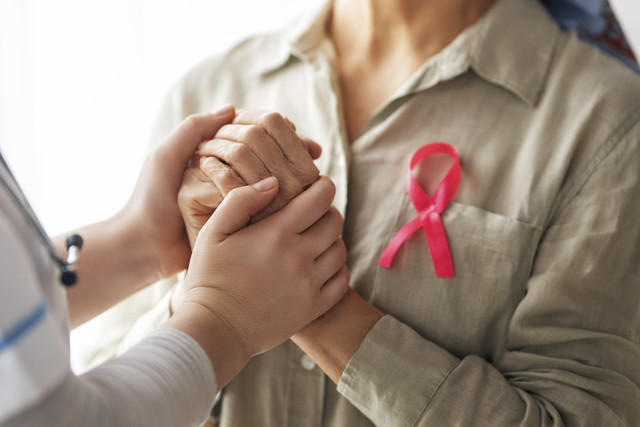 Ilustrasi Cerita Penyintas Kanker Payudara: Bertahan karena Hadirnya Dukungan dan Empati. Foto: Shutterstock