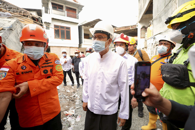 Menteri Sosial Saifullah Yusuf (Gus Ipul) menyaksikan proses evakuasi Haical salah satu santri di Pondok Pesantren Al-Khoziny Buduran, Sidoarjo, Rabu (1/9/2025). Foto: Dok. Kemensos