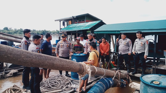 Polres Sekadau mengecek langsung lokasi aktivitas PETI. Foto: Dok. Polres Sekadau