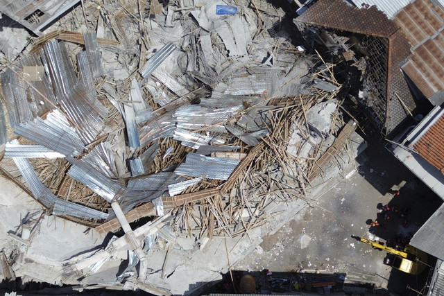 Foto udara tim gabungan melintas di bangunan mushalla yang ambruk di Pondok Pesantren (Ponpes) Al Khoziny di Kecamatan Buduran, Sidoarjo, Jawa Timur, Rabu (1/10/2025). Foto: Umarul Faruq/ANTARA FOTO