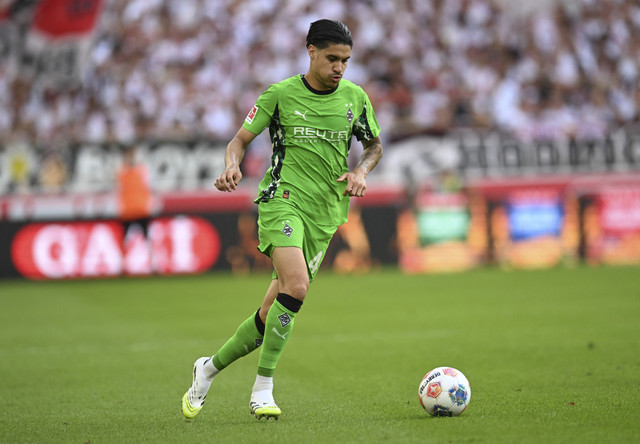 Pemain Borussia Moenchengladbach Kevin Diks menggiring bola saat melawan VfB Stuttgart pada pertandingan Bundesliga Jerman di di Stuttgart, Jerman, Selasa (30/9/2025). Foto: Thomas Kienzle/AFP