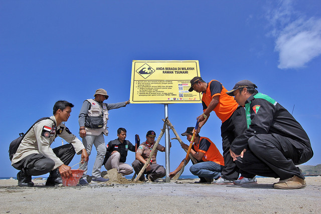 Kegiatan siap siaga menghadapi tsunami melalui program Desa Tangguh Bencana (destana) di Blitar pada tahun 2019 (Sumber Foto: BNPB)